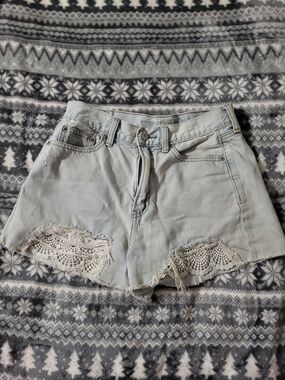American Eagle SIZE 4 Light Wash Lace-Trim Women’s Denim Shorts